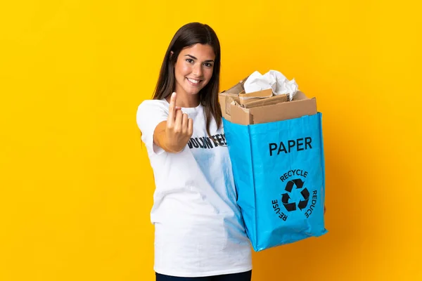 Joven Brasileña Sosteniendo Una Bolsa Reciclaje Llena Papel Para Reciclar — Foto de Stock