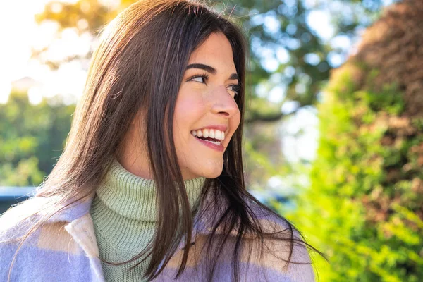 Jonge Braziliaanse Vrouw Een Park Met Vrolijke Uitdrukking — Stockfoto