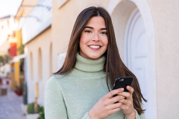 Giovane Donna Brasiliana All Aperto Invia Messaggio Con Cellulare — Foto Stock