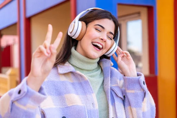 Młoda Brazylijka Świeżym Powietrzu Słucha Muzyki Śpiewa — Zdjęcie stockowe