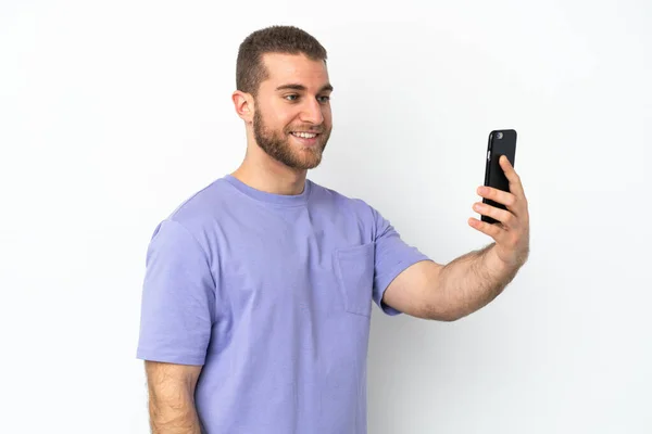 Jovem Bonito Caucasiano Homem Isolado Branco Fundo Fazendo Selfie Com — Fotografia de Stock