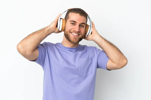 Jonge Knappe Blanke Man Geïsoleerd Witte Achtergrond Luisteren Muziek — Stockfoto