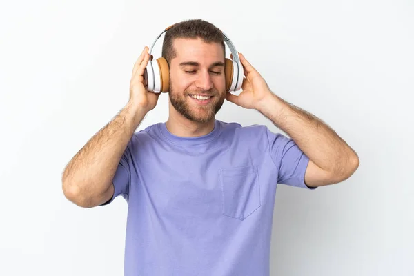 Νέος Όμορφος Καυκάσιος Άνδρας Απομονωμένος Λευκό Φόντο Ακούγοντας Μουσική — Φωτογραφία Αρχείου