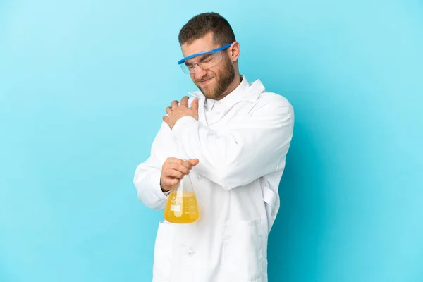 Joven Hombre Científico Caucásico Aislado Sobre Fondo Azul Sufriendo Dolor — Foto de Stock