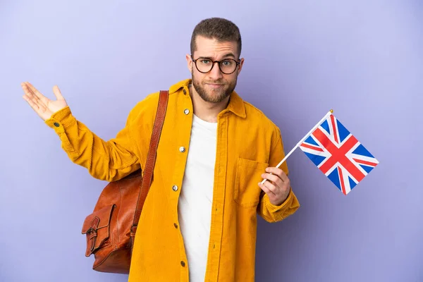 Jeune Homme Caucasien Tenant Drapeau Royaume Uni Isolé Sur Fond — Photo