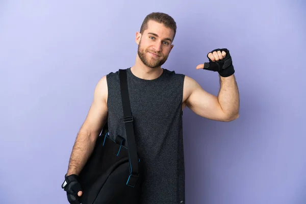 Joven Deportista Con Bolsa Deporte Aislada Sobre Fondo Blanco Orgulloso — Foto de Stock