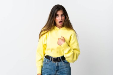 Beyaz arka planda yüzü sürpriz bir ifadeyle izole edilmiş beyaz bir kadın.