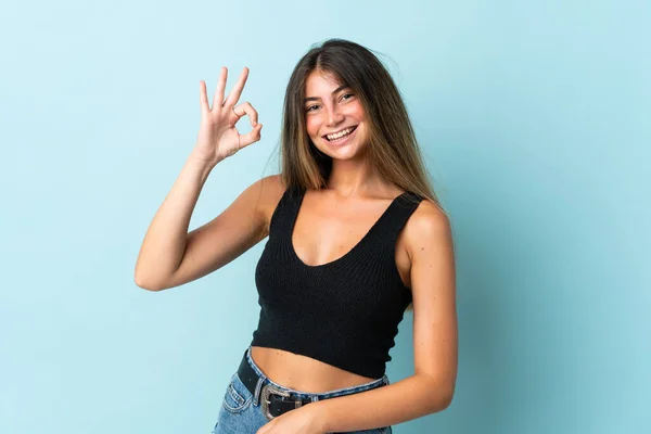 Молода Біла Жінка Ізольована Синьому Фоні Показуючи Знак Пальцями — стокове фото