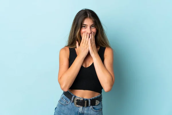 Joven Mujer Caucásica Aislada Sobre Fondo Azul Feliz Sonriente Cubriendo —  Fotos de Stock