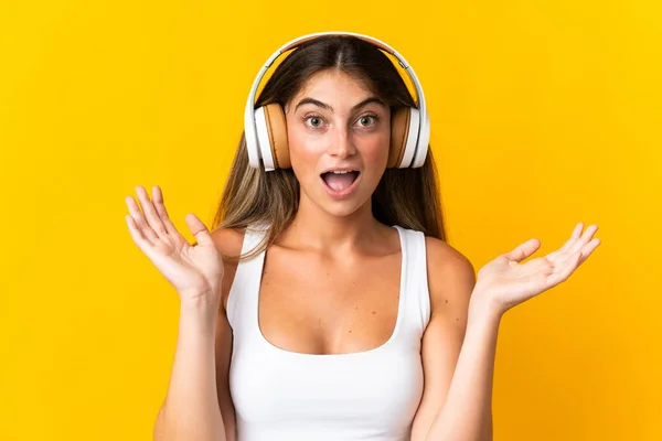 Sarı Arka Planda Izole Edilmiş Genç Beyaz Kadın Şaşırdı Müzik — Stok fotoğraf