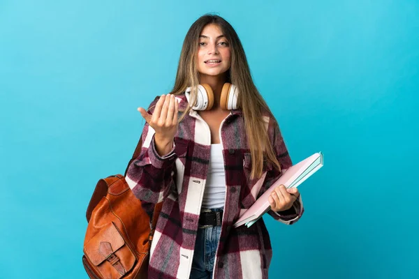 Jovem Estudante Isolado Fundo Azul Convidando Para Vir Com Mão — Fotografia de Stock