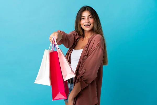 Jonge Blanke Vrouw Geïsoleerd Blauwe Achtergrond Met Winkeltassen Geven Aan — Stockfoto