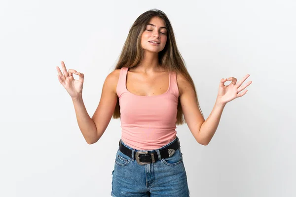 Jonge Kaukasische Vrouw Geïsoleerd Witte Achtergrond Zen Pose — Stockfoto