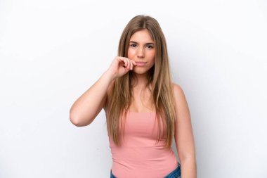 Beyaz fırında izole edilmiş genç beyaz kadın sessizlik işareti gösteriyor.