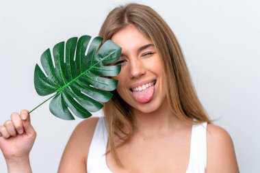 Beyaz arka planda izole edilmiş beyaz bir kadın elinde mutlu bir ifadeyle bir palmiye yaprağı tutuyor. Portreyi kapat