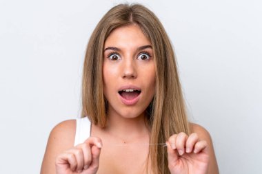 Beyaz arka planda diş ipiyle izole edilmiş beyaz bir kadın. Portreyi kapat