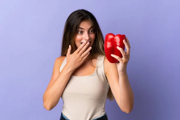 Jonge Vrouw Met Een Peper Geïsoleerd Paarse Achtergrond Met Verrassing — Stockfoto