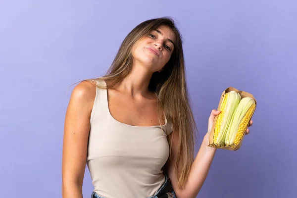 Jovem Segurando Milho Isolado Fundo Roxo Com Expressão Triste — Fotografia de Stock