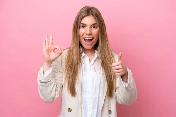 Jeune Femme Caucasienne Isolée Sur Bakcground Rose Montrant Signe Pouce — Photo