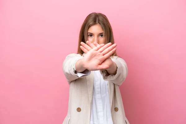 Mujer Caucásica Joven Aislada Bakcground Rosa Haciendo Gesto Parada Con — Foto de Stock