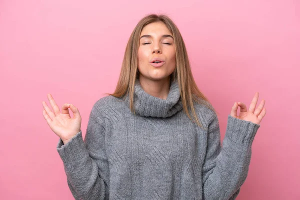 Ung Kaukasisk Kvinna Isolerad Rosa Bakverk Zen Pose — Stockfoto