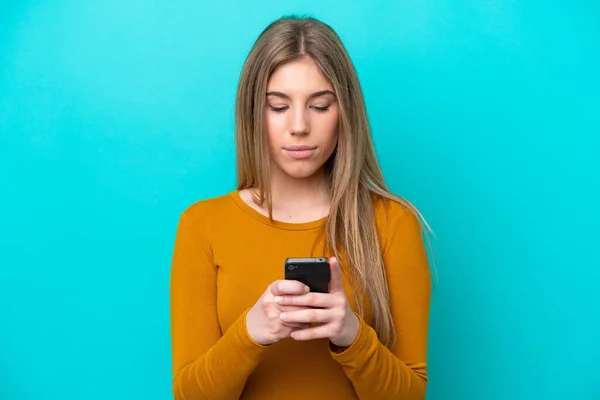 Mujer Joven Caucásica Aislada Sobre Fondo Azul Usando Teléfono Móvil —  Fotos de Stock