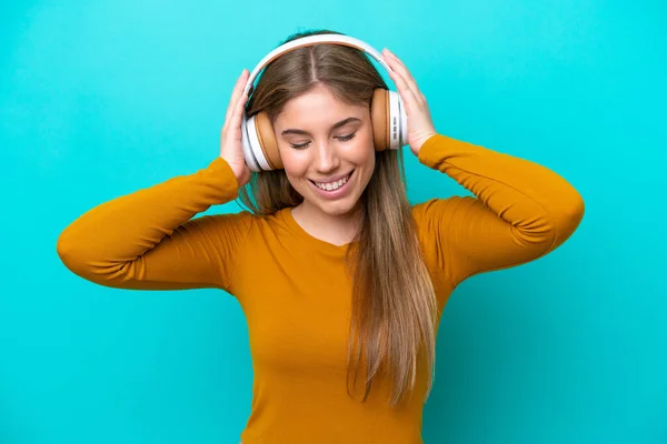 Młoda Kaukaska Kobieta Odizolowana Niebieskim Tle Słuchanie Muzyki — Zdjęcie stockowe
