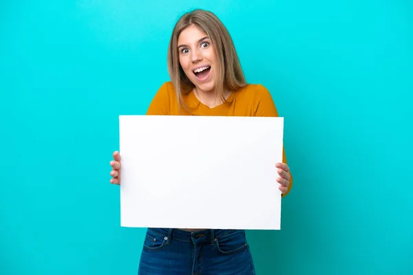 Mulher Caucasiana Jovem Isolado Fundo Azul Segurando Cartaz Vazio Com — Fotografia de Stock