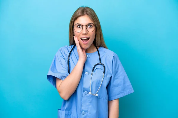 Junge Chirurg Ärztin Isoliert Auf Blauem Hintergrund Mit Überraschung Und — Stockfoto