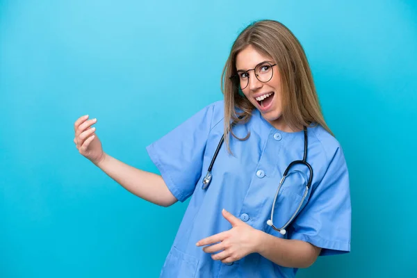 Jonge Chirurg Arts Vrouw Geïsoleerd Blauwe Achtergrond Maken Gitaar Gebaar — Stockfoto