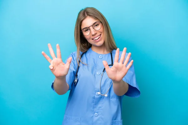 若いです外科医の女性隔離上の青の背景色9とともに指 — ストック写真