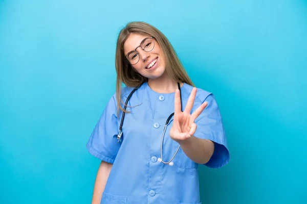 Young Surgeon Doctor Woman Isolated Blue Background Happy Counting Three — Stock Photo, Image