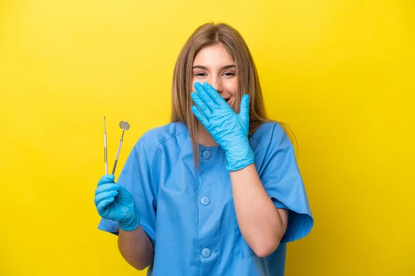 Dentiste Caucasien Femme Tenant Des Outils Isolés Sur Fond Jaune — Photo