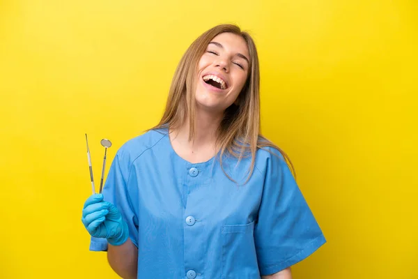 Dentista Caucasiano Mulher Segurando Ferramentas Isoladas Fundo Amarelo Rindo — Fotografia de Stock