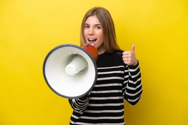 Jeune Femme Caucasienne Isolée Sur Fond Jaune Criant Travers Mégaphone — Photo