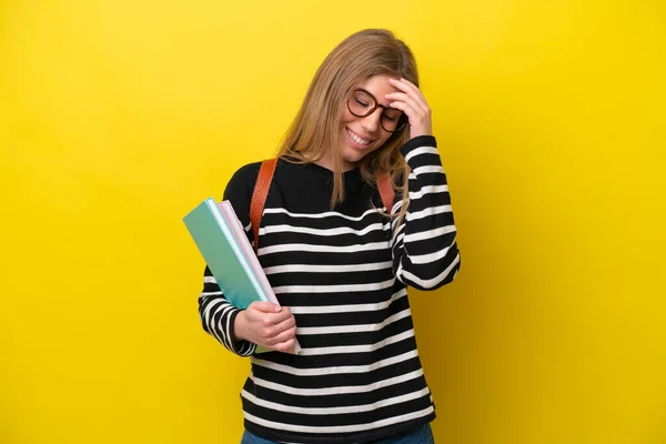 Jonge Student Vrouw Geïsoleerd Gele Achtergrond Lachen — Stockfoto