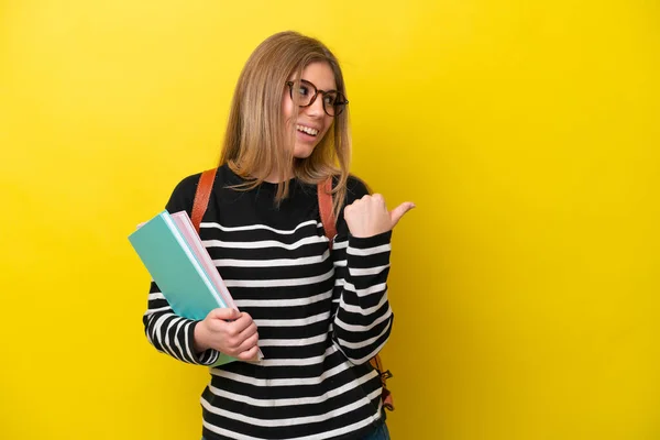 Jonge Student Vrouw Geïsoleerd Gele Achtergrond Wijzend Naar Zijkant Een — Stockfoto