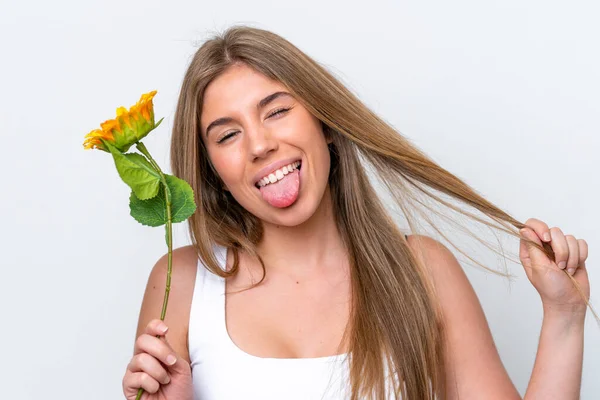 Mulher Caucasiana Jovem Isolada Fundo Branco Segurando Girassol Enquanto Sorri — Fotografia de Stock