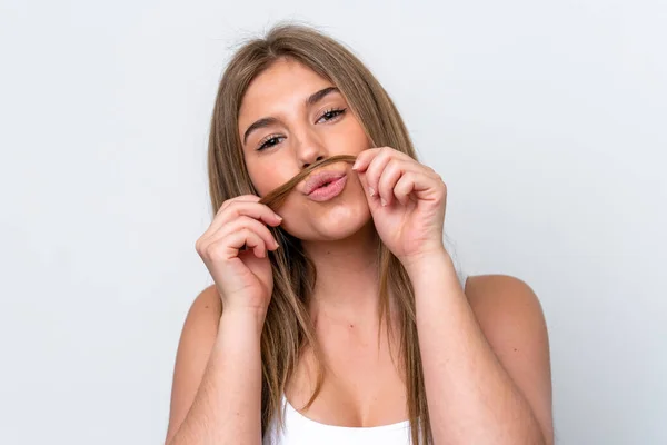 Mulher Caucasiana Jovem Isolado Fundo Branco Tocando Seu Cabelo Fechar — Fotografia de Stock