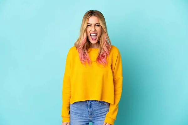 Mujer Joven Sobre Fondo Azul Aislado Gritando Frente Con Boca — Foto de Stock