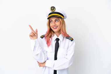 İzole edilmiş beyaz arka plan üzerinde uçak pilotu harika bir fikre işaret ediyor.