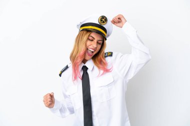 İzole edilmiş beyaz arka plan üzerinde uçak pilotu zaferi kutluyor