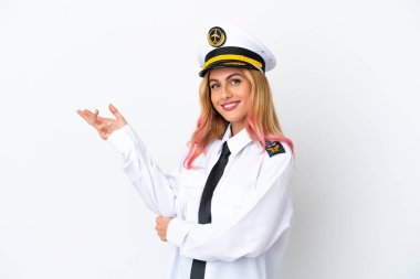 İzole edilmiş beyaz arka plan üzerinde uçak pilotu davet edilmek için ellerini yana uzatıyor.