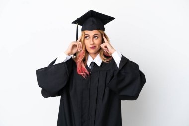 Tecrit edilmiş beyaz bir geçmişi olan genç üniversite mezunu şüpheleri ve düşünceleri var.