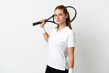 Beyaz arka planda tenis oynayan beyaz tenli genç kadın.