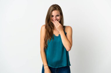 Kafkasyalı genç bir kadın izole edilmiş arka planda mutlu ve gülümsüyor.