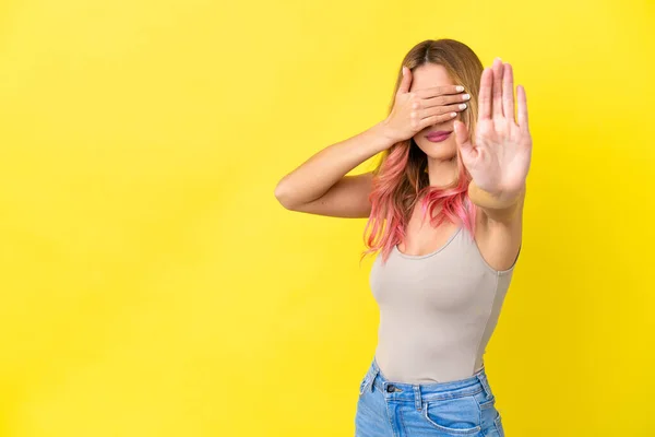 若いです女性上の隔離された黄色の背景作りストップジェスチャーとカバー顔 — ストック写真