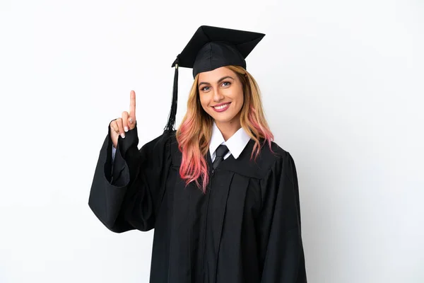 Fiatal Egyetemi Diplomás Elszigetelt Fehér Háttér Rámutatva Egy Nagy Ötlet — Stock Fotó