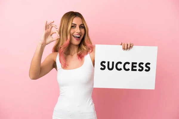 Молода Жінка Над Ізольованим Рожевим Тлом Тримає Плакат Текстом Success — стокове фото