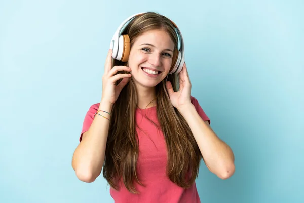 Genç Beyaz Kadın Mavi Arka Planda Izole Edilmiş Müzik Dinliyor — Stok fotoğraf